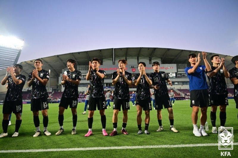 중국을 2-0으로 꺾은 대한민국 U-23 축구대표팀이 경기가 끝난 뒤 팬들에게 인사를 하고 있다. 대한축구협회 제공