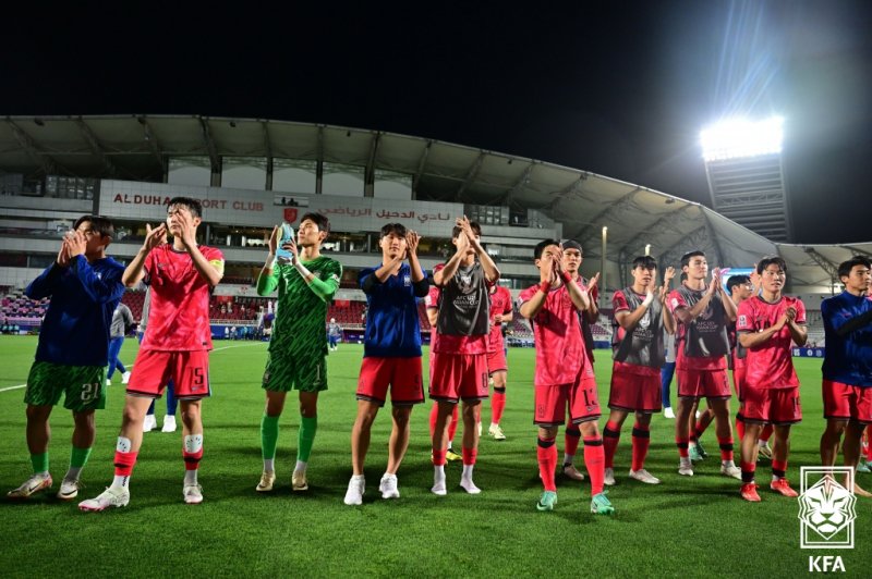 [서울&#x3D;뉴시스] 카타르 도하 압둘라 빈 칼리파 스타디움에서 열린 2024 AFC U-23 아시안컵 조별리그 1차전 한국 대 UAE 경기에서 1-0으로 승리한 축구대표팀이 팬들에게 인사하고 있다.
