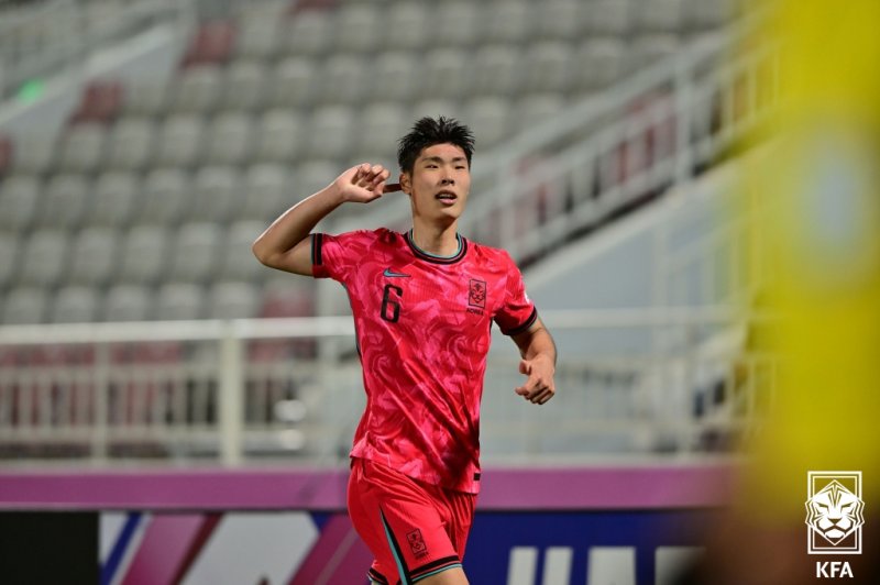 [서울&#x3D;뉴시스] 17일 카타르 도하 압둘라 빈 칼리파 스타디움에서 열린 2024 AFC U-23 아시안컵 조별리그 1차전 한국 대 UAE 경기에서 득점한 이영준이 골 세리머니를 하고 있다. 