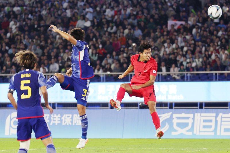 지난 2022년 열린 U-23 아시안컵 8강전서 일본에 3-0으로 무릎을 꿇었던 황선홍 감독은 지난해 항저우 아시안게임에서는 일본을 2-1로 꺾고 금메달을 목에 걸었다. 사진&#x3D;뉴스1