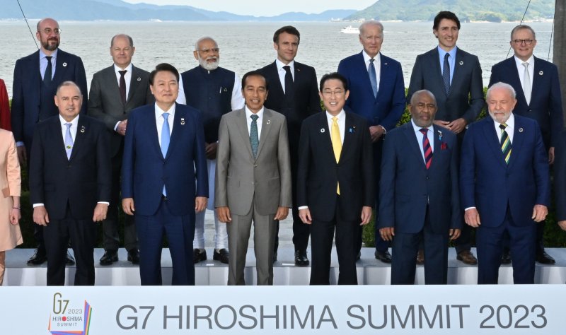 G7 의장국인 일본 초청에 따른 참관국(옵서버) 자격으로 G7 정상회의 참석한 윤석열 대통령이 지난해 5월 20일 일본 히로시마 그랜드프린스호텔에서 열린 G7 정상회의에서 각국 정상들과 기념촬영을 하고 있다. 사진&#x3D;연합뉴스