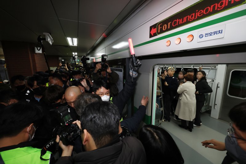 전국장애인차별철폐연대(전장연) 관계자들이 지난 3월 27일 오전 서울 지하철 2호선 시청역에서 장애인 이동 권리 보장을 촉구하는 제60차 출근길 지하철 탑니다 탑승 시위를 하고 있는 모습 &#x2F;사진&#x3D;뉴스1