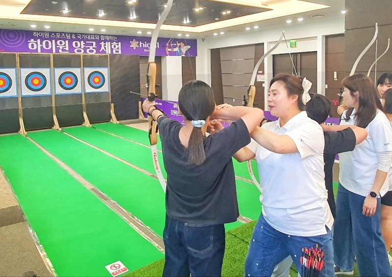 강원랜드가 실시한 &#39;하이원 스포츠 캠프&#39;에서 참가자들이 양궁 체험을 하고 있다. 강원랜드 제공