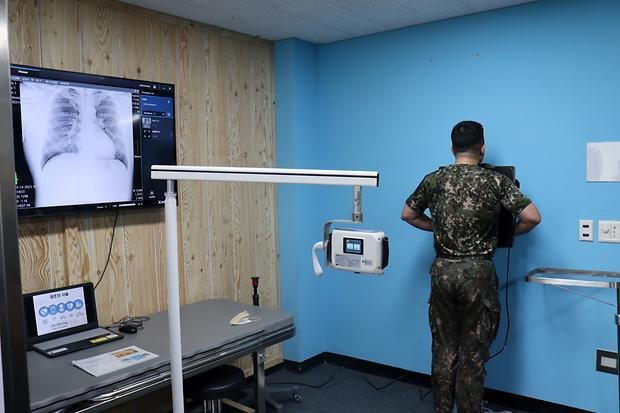 육군 51여단 의무중대 방사선실에서 AI 기반 휴대용 엑스레이 장비를 활용해 환자를 진료하고 있다. 사진&#x3D;국방부 제공