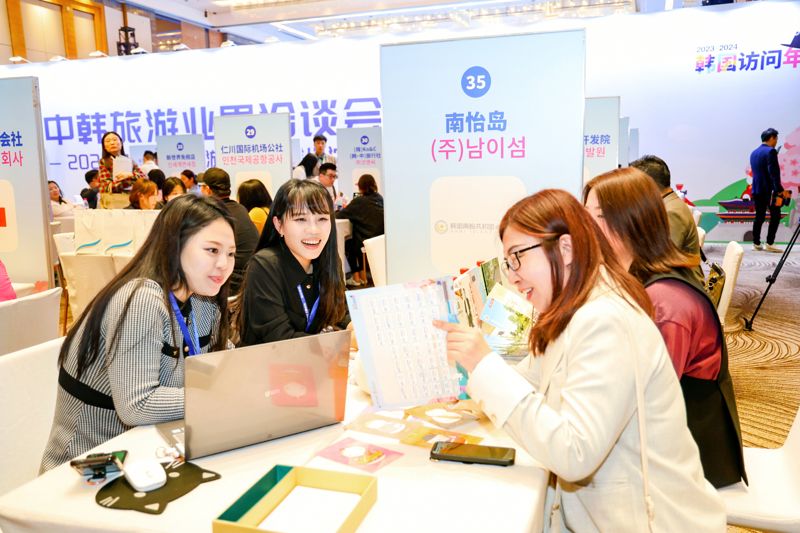 지난 17일 중국 선양에서 열린 &#39;K-관광 로드쇼&#39;에서 한중 업계 실무자들이 비즈니스 상담을 하고 있다. 한국관광공사 제공