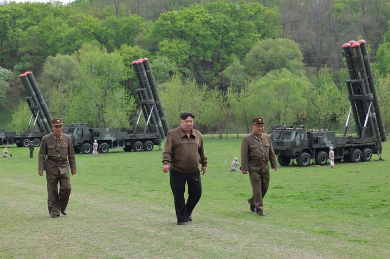 김정은 북한 국무위원장이 22일 초대형 방사포병이 참가하는 핵반격 가상종합전술훈련을 처음으로 지도한 모습. 사진&#x3D;노동신문 캡처