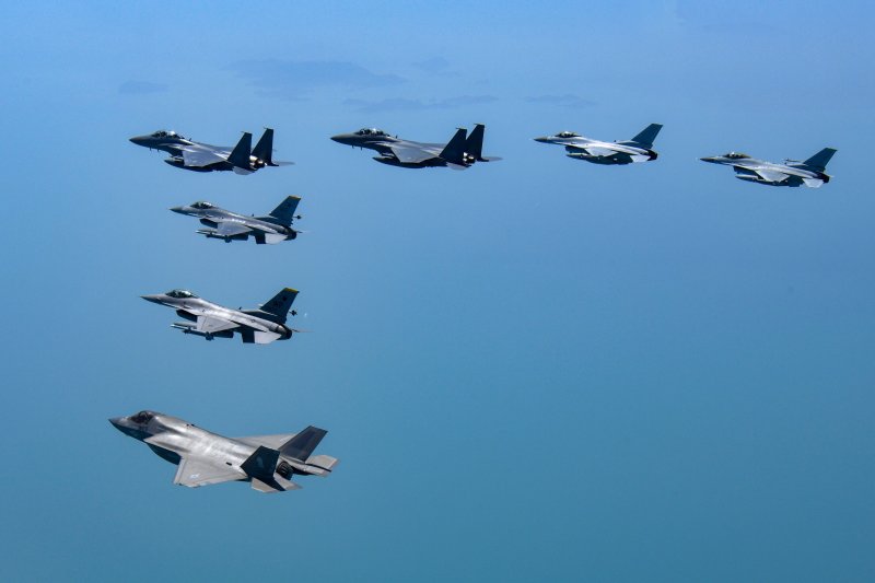 한미 연합편대군 종합훈련에 참가한 한미 공군이 18일 서해 상공에서 임무를 수행하고 있다. 왼쪽부터 미 해병대 F-35B, 미 공군 F-16, 공군 F-15K, 공군 F-16. 사진&#x3D;공군 제공