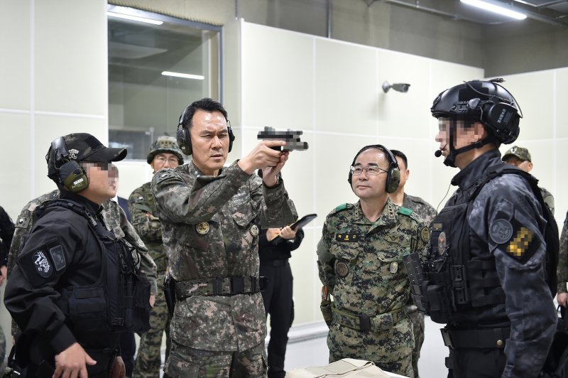 김명수 합동참모본부 의장이 23일 육군 특수전사령부 예하 707특수임무단을 방문해 대테러작전 장비를 점검하고 있다. 사진&#x3D;합참 제공