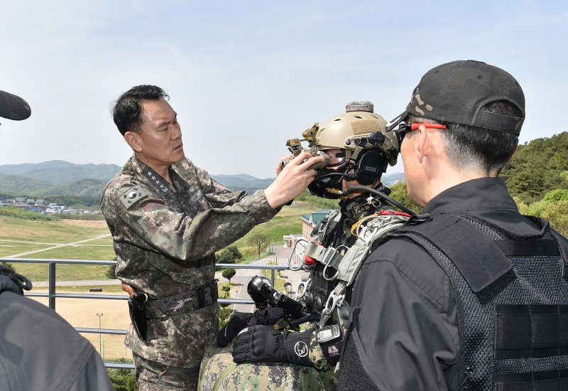 김명수 합동참모본부 의장이 23일 육군 특수전사령부 예하 707특수임무단을 방문해 대테러작전 장비를 점검하고 있다. 사진&#x3D;합참 제공