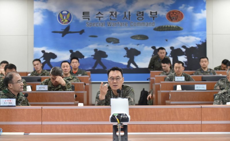 김명수 합동참모본부 의장이 23일 육군 특수전사령부를 방문해 군사대비태세를 점검하고 있다. 사진&#x3D;합참 제공