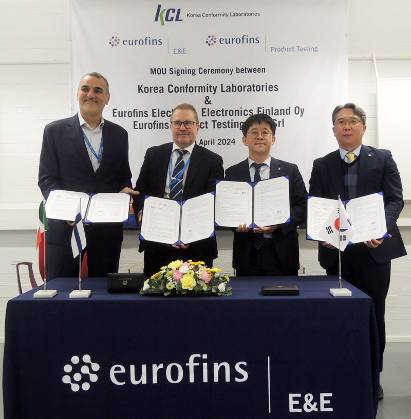 파울로 트리?리오 Eurofins Product Testing Italy 대표, 페트리 아호 Eurofins E&amp;E Finland 대표, 이상욱 KCL 부원장, 송문용 KCL 바이오본부장(왼쪽부터)이 업무협약을 체결한 후 기념 촬영을 하고 있다.