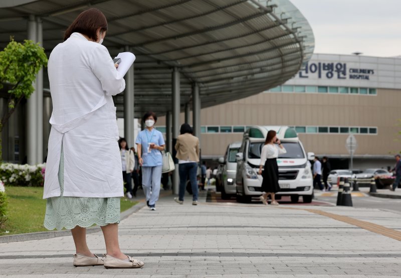의대정원 증원을 놓고 의정갈등이 이어지고 있는 23일 오후 서울의 한 병원에서 의료진이 이동하고 있다. 뉴스1