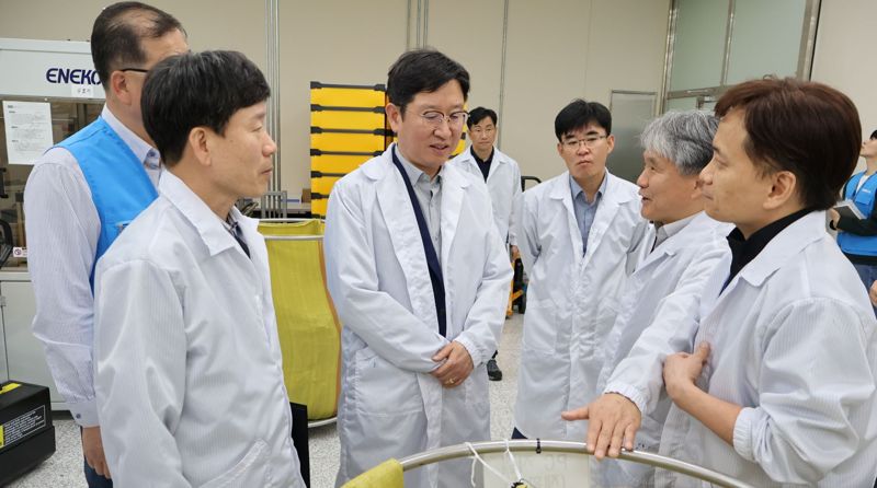 성창훈 한국조폐공사 사장(왼쪽 세번째)이 23일 대전 유성 ID본부 생산현장에서 &#39;CEO 특별안전점검&#39;을 벌이고 있다.