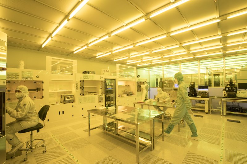 UNIST의 나노소자공정실은 1100㎡ 넓이의 실험실에 반도체 8대 공정 설비를 갖추고 있다. UNIST 제공