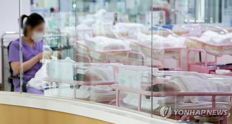 2월 28일 서울 시내 한 산후조리원 신생아실에서 간호사 등 관계자들이 신생아들을 돌보고 있다.  2024.2.28 [공동취재] dwise@yna.co.kr (끝) &#x2F;사진&#x3D;연합뉴스