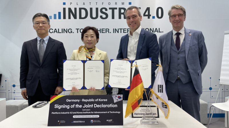 산업통상자원부는 전날(현지시간) 독일 하노버에서 독일의 산업4.0 정책을 추진하는 민관 공동기구인 플랫폼인더스트리 4.0과 한국 산업기술진흥원(KIAT)가 업무협약을 체결했다고 24일 밝혔다,&#x2F;뉴시스