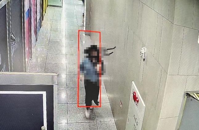 CCTV에 담긴 용의자 &#x2F; 온라인 커뮤니티 갈무리