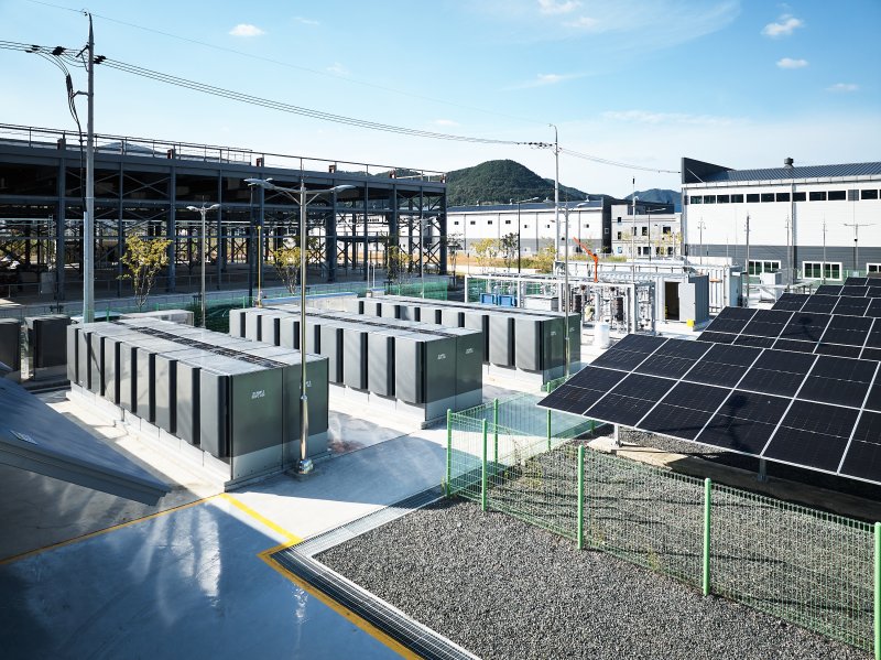 경남창원그린에너지센터에 국내 최초로 에너지 자급자족을 실현하기 위해 수소연료전지와 태양광 패널판이 설치돼 있다. SK에코플랜트