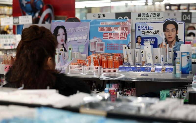  서울시내 한 다이소 매장에서 시민들이 화장품을 살펴보고 있다.&#x2F;사진&#x3D;뉴시스화상