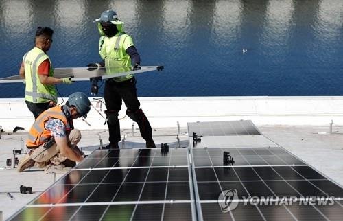 미국 현지에서 관계자들이 태양광 장비를 설치하고 있다. 사진&#x3D;연합뉴스