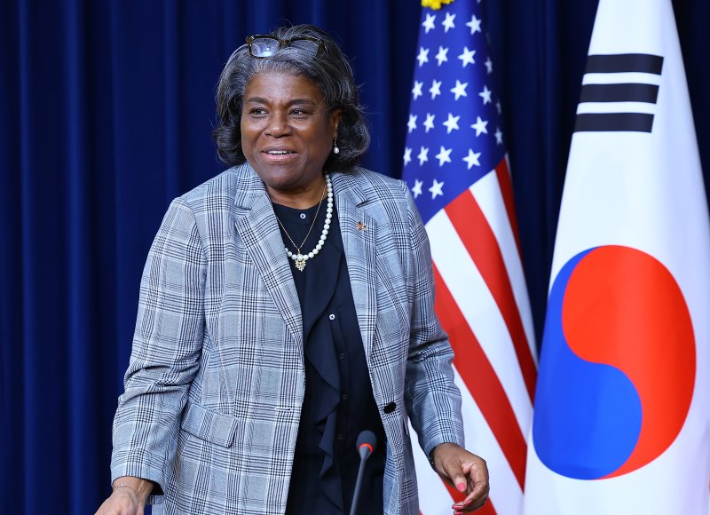 린다 토마스-그린필드 주유엔 미국대사가 17일 서울 용산구 아메리칸 디플러머시 하우스에 마련된 기자회견장으로 입장하고 있다.사진&#x3D;뉴시스