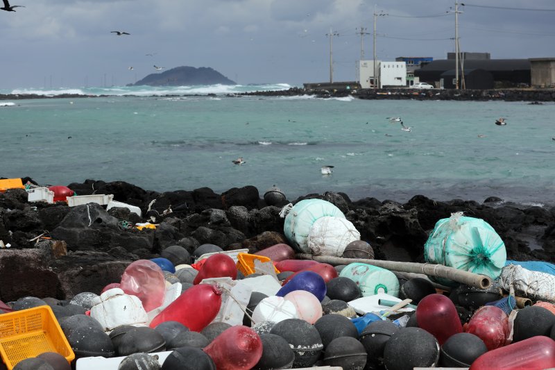 지난 1월 24일 제주시 한경면 해안가에 북서풍에 떠밀려온 폐어구 등 각종 플라스틱 해양폐기물들이 널브러져있다.&#x2F;뉴스1