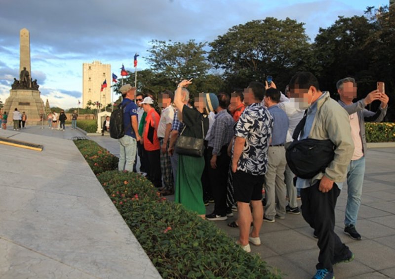 지난해 12월31일 재향경우회 임원진이 필리핀 마닐라 한 호텔에서 열린 글로벌피스컨벤션에 참석한 후 인근 공원에 방문했다. &#x2F;사진&#x3D;뉴시스(사진&#x3D;재향경우회 홈페이지)
