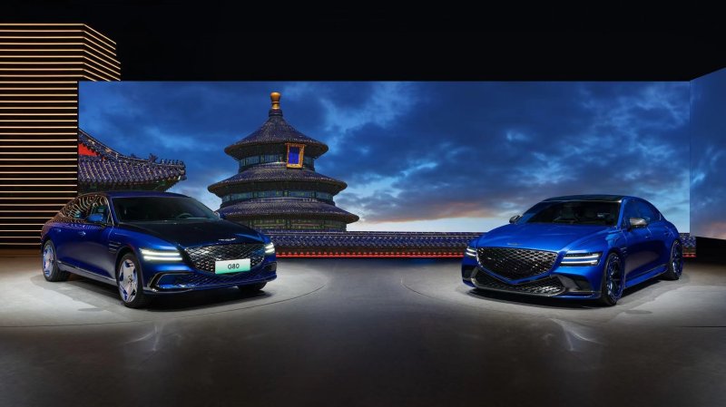 제네시스 브랜드가 25일 중국국제전람중심 순의관에서 열린 2024 베이징 국제모터쇼에서 세계 최초로 공개한 G80 전동화 부분변경 모델(왼쪽)과 G80 전동화 마그마 콘셉트. 현대차그룹 제공
