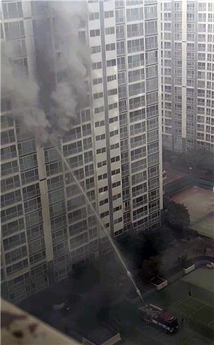 불이 난 아파트에 소방차가 물을 쏘고 있다.&#x2F;사진&#x3D;연합뉴스