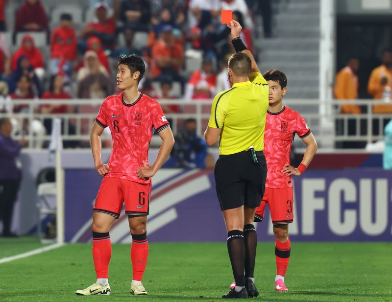 [도하(카타르)&#x3D;뉴시스] 카타르 도하 압둘라 빈 칼리파 스타디움에서 열린 2024 아시아축구연맹(AFC) U-23 아시안컵 8강전 대한민국과 인도네시아의 경기, 후반 한국 이영준이 심판에게 레드카드를 받고 있다. 