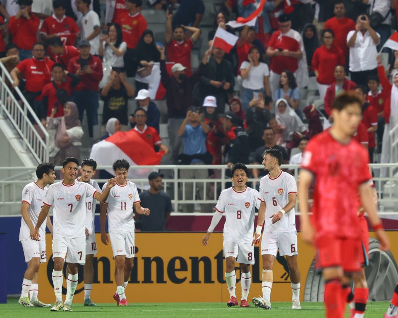 [도하(카타르)&#x3D;뉴시스] 카타르 도하 압둘라 빈 칼리파 스타디움에서 열린 2024 아시아축구연맹(AFC) U-23 아시안컵 8강전 대한민국과 인도네시아의 경기, 역전골을 넣은 인도네시아 라파엘 스트라윅과 선수들이 기뻐하고 있다. 