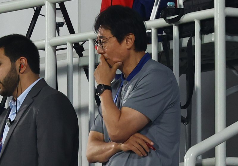 [도하(카타르)&#x3D;뉴시스] 2024 아시아축구연맹(AFC) U-23 아시안컵 8강전 대한민국과 인도네시아의 경기, 연장전반 퇴장당한 한국 황선홍 감독이 관중석에서 경기를 지켜보고 있다.