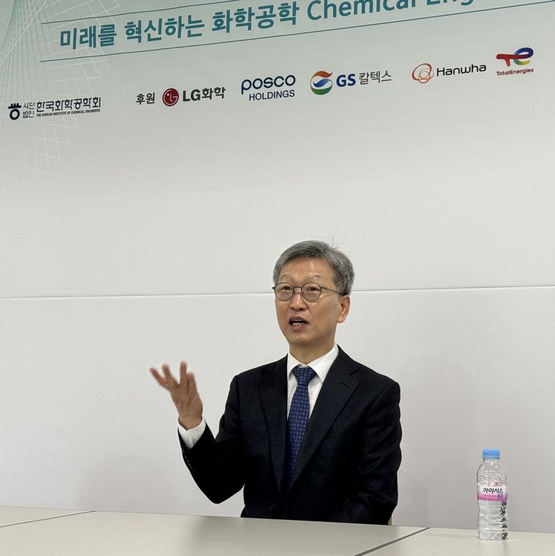 한국화학공학회 이진원 회장이 26일 제주국제컨벤션센터에서 열린 &#39;한국화학공학회 봄 학술대회&#39;에서 화학공학의 미래에 대해 설명하고 있다.