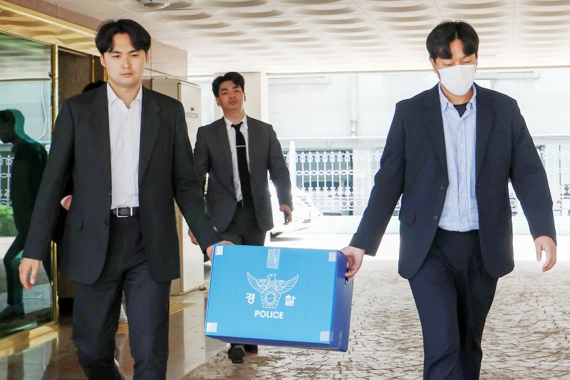 경찰 수사관들이 26일 서울 마포구 대한소아청소년과의사회 사무실을 압수수색한 뒤 압수품을 옮기고 있다. 뉴스1