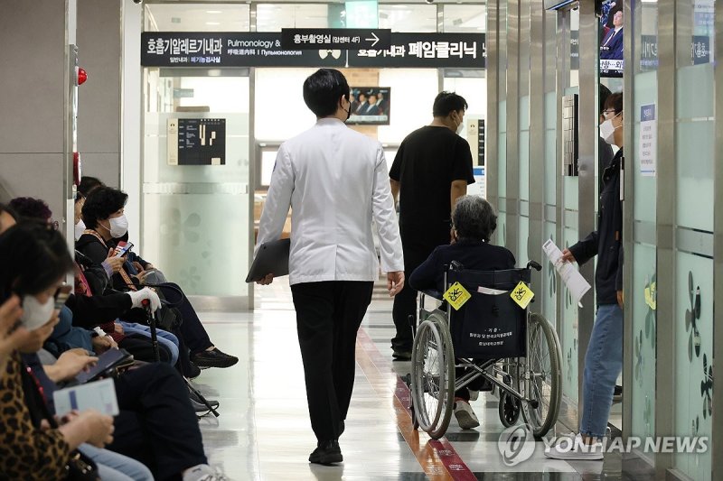 주 1회 외래진료 휴진을 시작한 26일 오전 대전 충남대병원에 환자와 보호자들이 진료를 대기하고 있다. &#x2F;사진&#x3D;연합뉴스