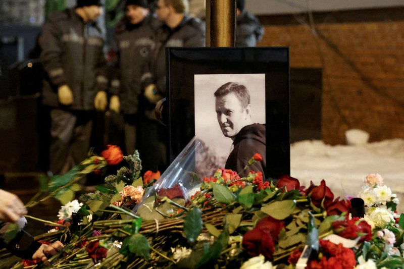 러시아 반체제 인사 알렉세이 나발니의 죽음을 블라디미르 푸틴 러시아 대통령이 지시하지 않은 것으로 미국 정보당국이 결론을 내렸다고 월스트리트저널(WSJ)이 27일(현지시간) 보도했다. 3월 1일 러시아 모스크바 보리소프스코 묘지 나발니 묘역에 시민들이 꽃을 놓으며 추모하고 있다. 로이터 연합