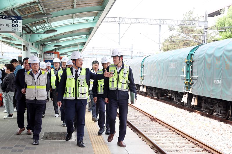 이성해 국가철도공단 이사장(앞줄 가운데)이 지난 26일 서대전역에서 안전점검을 벌이고 있다.