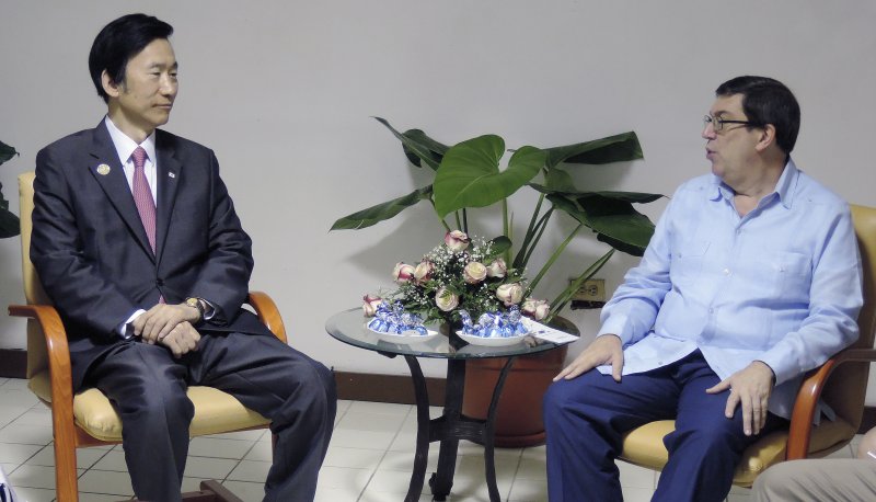 2016년 6월5일(현지시간) 당시 쿠바를 방문 중인 윤병세 외교부 장관이 쿠바 아바나시 컨벤션 궁에서 브루노 로드리게스 쿠바 외교장관과 회담을 하고 있다.(외교부 제공) 2016.6.6&#x2F;뉴스1 &#x2F;사진&#x3D;뉴스1