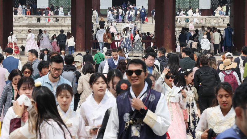 서울 경복궁을 찾은 시민과 외국인 관광객들이 즐거운 시간을 보내고 있다. 2024.4.10&#x2F;뉴스1 ⓒ News1 허경 기자 &#x2F;사진&#x3D;뉴스1