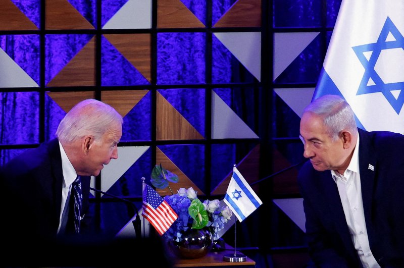 미국의 조 바이든 대통령(왼쪽)이 지난해 10월 18일 이스라엘 텔아비브를 방문해 베냐민 네타냐후 이스라엘 총리와 대화하고 있다.로이터연합뉴스