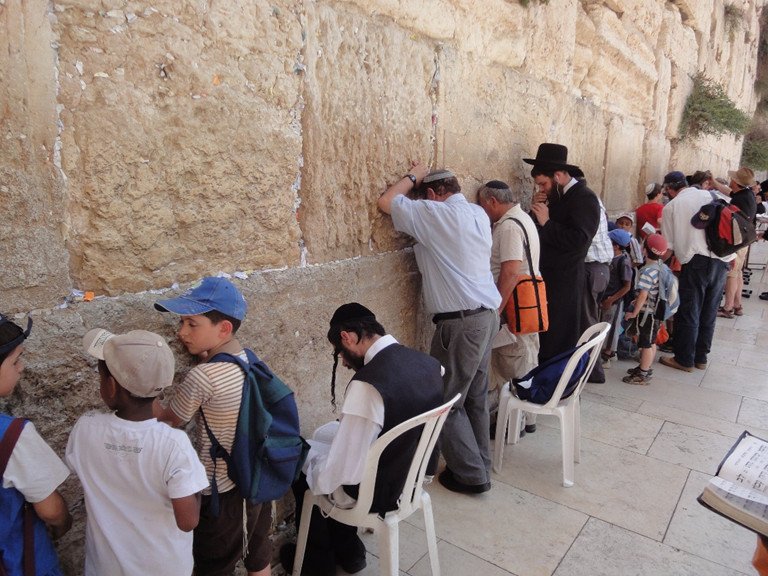 예루살렘의 성전산과 유태인 구역 사이에 있는 &#39;통곡의 벽&#39;을 찾은 이스라엘 사람들이 성지 순례를 하고 있다. 사진&#x3D;전경수 교수