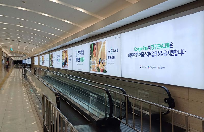 노션이 5월 1일부터 서울 여의도에 있는 복합쇼핑몰 IFC몰의 미디어 광고 매체 운영을 개시한다. 국내 최장 길이의 인쇄형 매체 IFC몰 &#39;파노라마200&#39;의 전경. 이노션 제공
