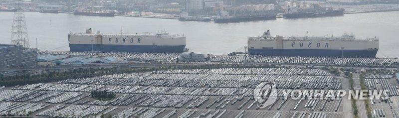 현대자동차 울산공장 수출선적부두와 야적장에 완성차들이 대기하고 있다.&#x2F;연합뉴스