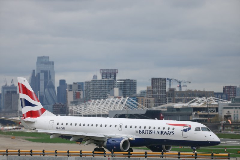 영국 브리티시항공 소속 엠브라에르 ERJ-190SR 여객기가 지난달 11일(현지시간) 영국 런던 시티공항에서 이륙을 준비하고 있다. 브라질 항공기 제작 업체 엠브라에르는 현재 보잉과 에어버스가 장악한 대형 항공기 시장 진출을 검토하고 있는 것으로 알려졌다. 로이터 뉴스1