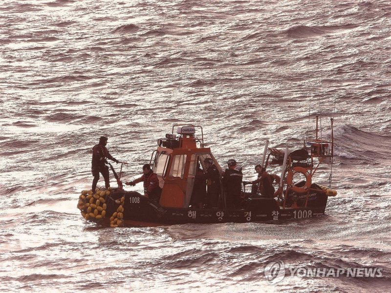 지난 3월17일 경북 포항시 구룡포 동쪽 120km 해상에서 9.77t급 어선이 전복돼 선원 6명이 물에 빠져 5명이 구조됐고 1명이 실종됐다. 사진은 전복된 선박에 접근 중인 구조대 모습. 