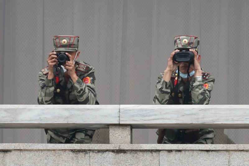 지난달 16일 오전 북한 판문각에서 북한군들이 카메라로 남측지역을 찍고 있다. 사진&#x3D;뉴스1