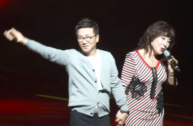 2016년 한 무대에서 아나운서 유영재와 가수 노사연이 손을 잡고 있는 모습. &#x2F;유튜브 뿡어랑