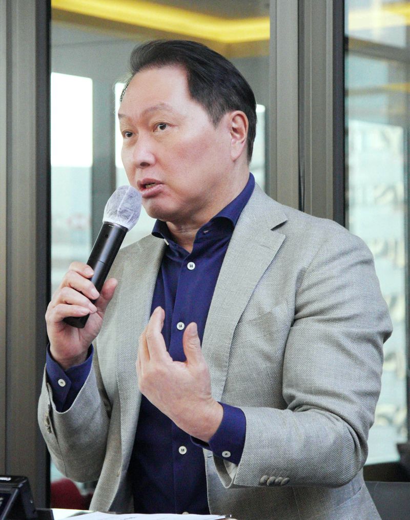 최태원 대한상공회의소 회장이 지난 2일 서울 중구 프레이저플레이스 남대문에서 열린 기자간담회에서 기자들의 질문에 답하고 있다. 대한상의 제공