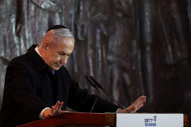 이스라엘의 베냐민 네타냐후 총리가 5일(현지시간) 예루살렘에서 열린 홀로코스트 추모식에 참석해 묵념하고 있다.로이터뉴스1