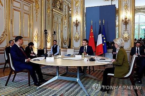 시진핑 중국 국가주석(탁자 왼쪽부터)과 에마뉘엘 마크롱 프랑스 대통령, 우르줄라 폰데어라이엔 EU 집행위원장이 6현지시간) 엘리제궁에 모여 무역 문제와 우크라이나 전쟁 등에 관해 회담을 시작하고 있다. AFP 연합뉴스 
